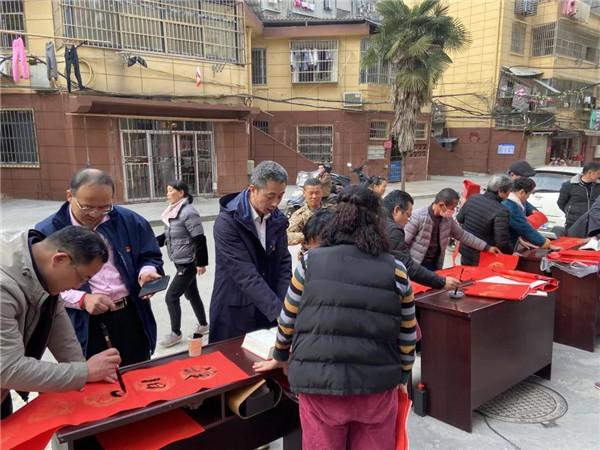 城投集團送福送春聯(lián)，社區(qū)公益活動暖人心